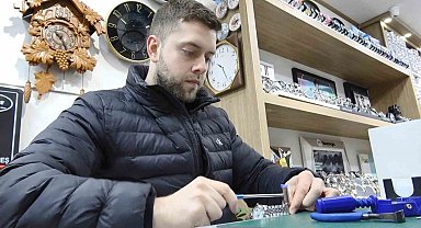 Samsun'un en genç saat tamircisi, zamana ayar veriyor