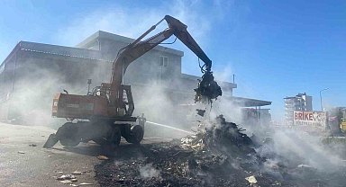 Sanayi sitesinde hurda yangını iş yerlerine sıçramadan söndürüldü