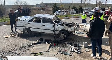 Şanlıurfa'da karşı şeride geçen otomobil ters döndü: 1'i ağır 3 yaralı