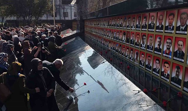 Şehit annelerinin evlat özlemi yürekleri dağladı: Fotoğraflarına bakıp dua ettiler