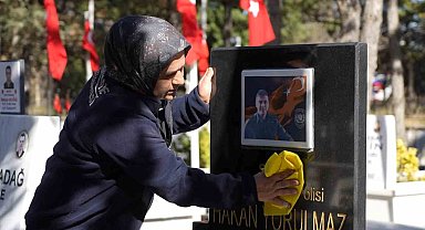 Şehitlikte temizlik yapan kadınların duygusal anları