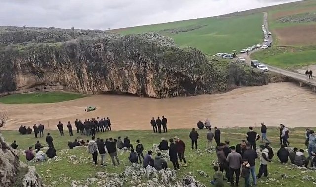 Sele kapılan traktördeki 4 kişi kurtarıldı