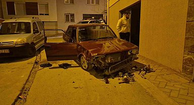 Sevgilisinden ayrılan genç sokak ortasında aracını parçaladı