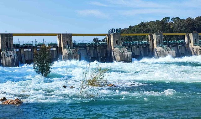 Seyhan Barajı'nda kapaklar açıldı: Çağlayan sular Seyhan Nehri ile buluştu