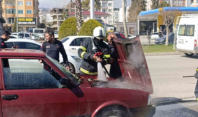 Seyir halindeki otomobil alev aldı