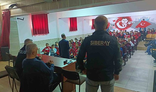 Siber polisi öğrencileri sanal dünyadaki risk ve tehditler hakkında bilgilendiriyor