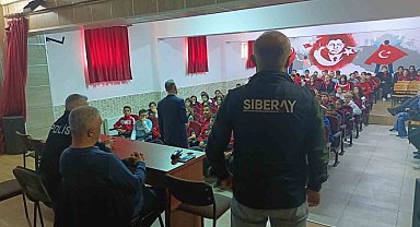 Siber polisi öğrencileri sanal dünyadaki risk ve tehditler hakkında bilgilendiriyor