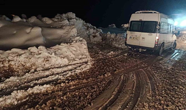 Siirt'te kar ve heyelan ulaşımı aksattı. Mahsur kalan vatandaşlar kurtarıldı