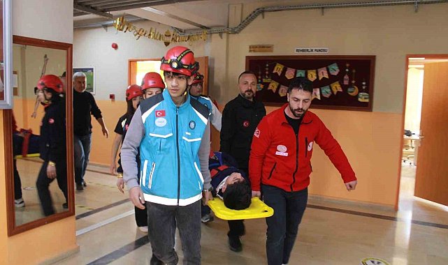 Siirt'te öğrencilerle deprem tatbikatı