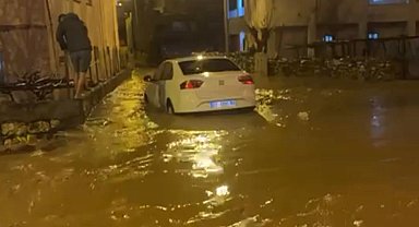 Siirt'te sağanakta göle dönen yollarda araçlar mahsur kaldı