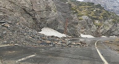 Şırnak-Beytüşşebap yolundaki heyelan nedeniyle trafik akışı durdu