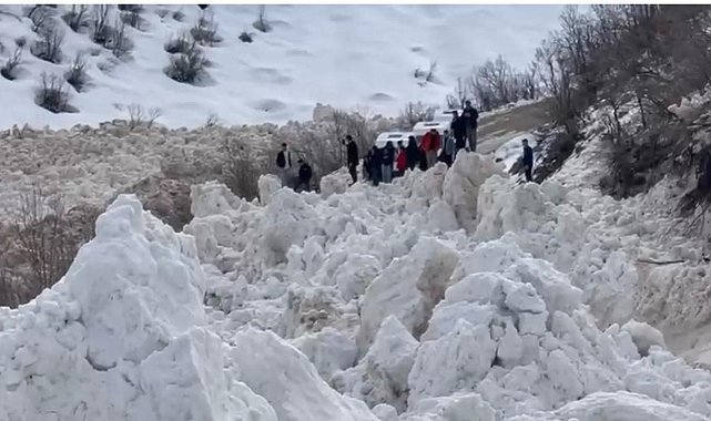Şırnak'ta facianın eşiğinden dönüldü: Öğrencileri taşıyan servis çığ altında kalmaktan son anda kurtuldu
