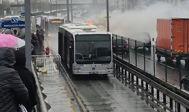 Şişli'de metrobüsün motor kısmında yangın çıktı