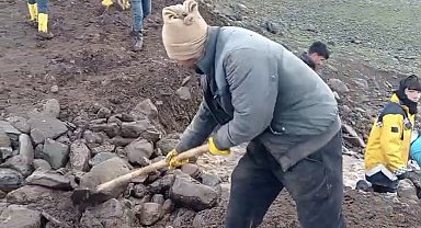 Siverek'te hasar gören sulama göletini vatandaşlar onardı