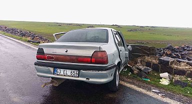 Siverek'te otomobil köprü duvarına çarptı: 5 yaralı