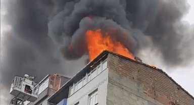 Sultangazi'de 6 katlı binada yangın paniği yaşandı, 2 kişi dumandan etkilendi