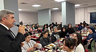 Sünnetci, iftar programında öğretmen ve öğrenciler ile bir araya geldi