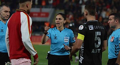 Süper Lig'de 22 yıl sonra kadın hakem düdük çaldı
