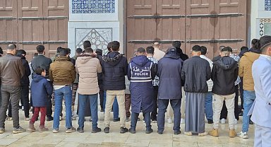 Suriye'de camileri dolduran Müslümanlar bayram namazını kıldı