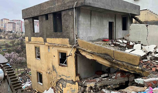 Tahliye edilen bina yağışlara dayanamayarak çöktü