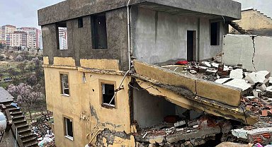 Tahliye edilen bina yağışlara dayanamayarak çöktü