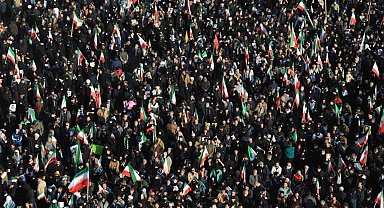 Tahran'da on binlerce kişi yeni dini lider Mücteba Hamaney'e destek için meydanlarda