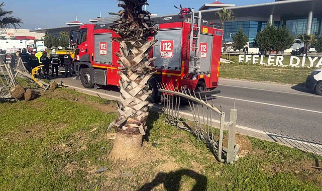 Taksi bariyerlere çarpıp takla attı: 2 yaralı