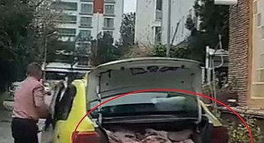Taksinin bagajında uygunsuz şartlarda et sevkiyatı kameraya yansıdı