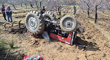 Tarlasını sürerken devrilen traktörün altında kaldı