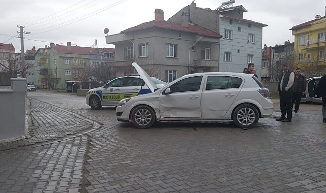 Tavşanlı'da iki otomobil çarpıştı 1 bebek 3 kişi yaralandı