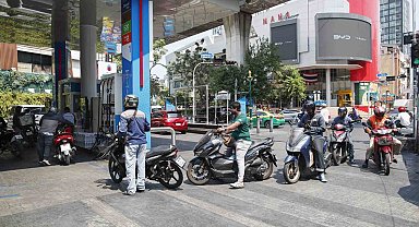 Tayland'da akaryakıt krizi: Sürücüler istasyonlara akın etti