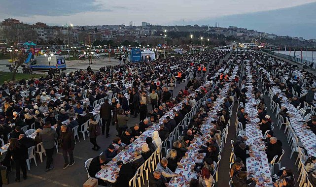 Tekirdağ'ın en büyük iftar sofrası: 8 bin kişi aynı anda orucunu açtı