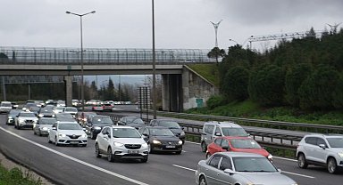 TEM Otoyolu Kocaeli geçişinde tatil dönüşü yoğunluğu