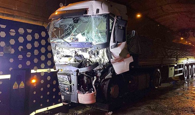 TEM'de tünel içinde 4 araç çarpıştı, sıkışan tır sürücüsü yaralandı