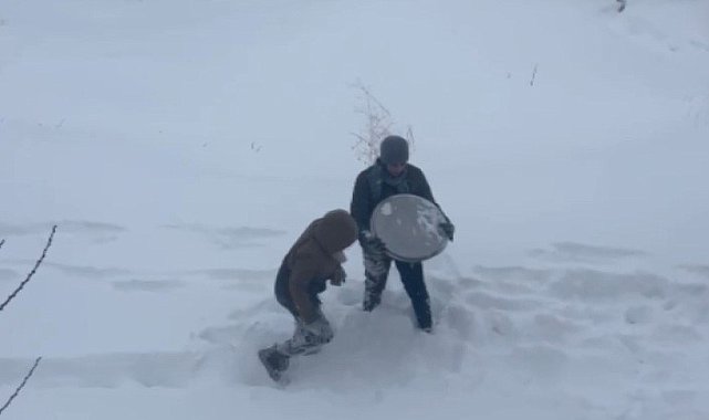 Tepsiyle kayarken havaya attı, kardeşinin başına isabet etti