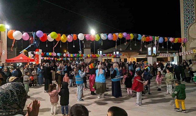Teravih sonrası cami avlusunda çocuk şenliği düzenlendi