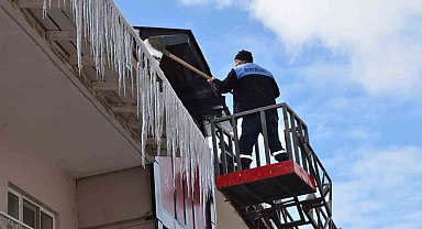 Tercan'da buz sarkıtları temizlendi