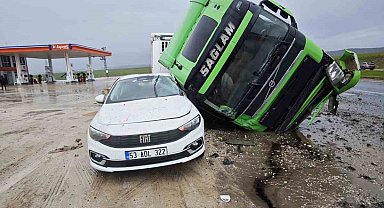 Tır otomobilin üstüne devrildi