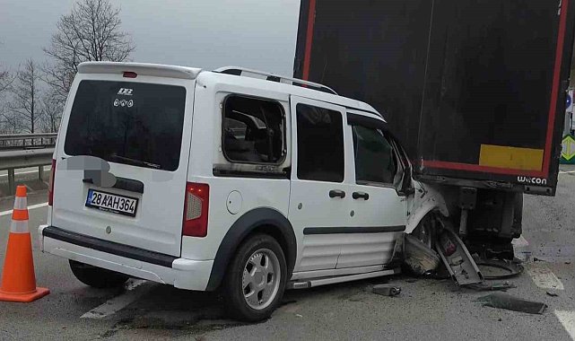 Tırın dorsesine çarpan hafif ticari araç hurdaya döndü: 2 yaralı