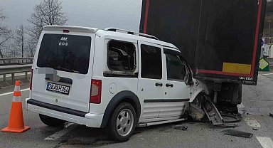 Tırın dorsesine çarpan hafif ticari araç hurdaya döndü: 2 yaralı