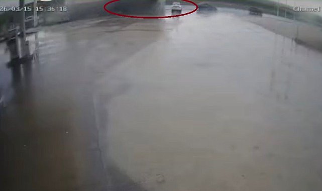 Tırın otomobilin üstüne devrildiği anlar kamerada