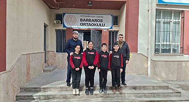 Topladıkları para ile 3 bakkalın veresiye defterini satın alan öğretmen ve öğrenciler yürekleri ısıttı