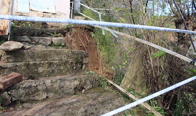 Toprak kayması sonucu evi yıkılan genç 10 dakikayla kurtuldu