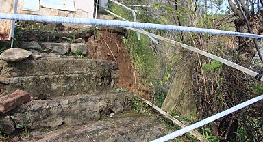 Toprak kayması sonucu evi yıkılan genç 10 dakikayla kurtuldu
