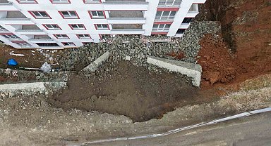 Trabzon'da istinat duvarı çöktü, 9 katlı bina zarar gördü