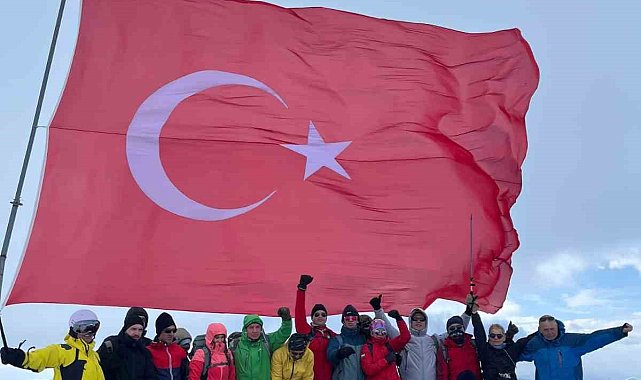 Trabzon'un en yüksek tepesindeki Türk bayrağı yenilendi