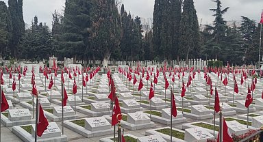 Trabzon'da Büyükşehir mezarlıkları bayrama hazırladı