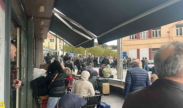 Türk tatilciler dönüş yolunda Yunanistan'ın Midilli Adası'nda mahsur kaldı
