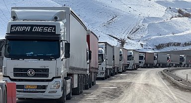 Türkiye-İran sınır kapısında 2 kilometrelik tır kuyruğu oluştu