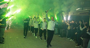 Türkiye şampiyonu olan öğrencilere coşkulu karşılama